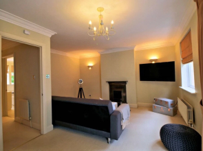 Spacious 4 bed family home in leafy Oxford suburb