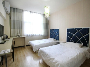 Nocturne Phoenix International Youth Hostel