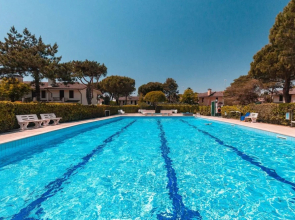 Beautiful Terraced House With Pool and Garden