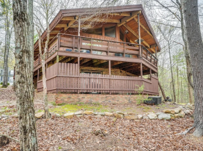 Treehouse-style Cabin, 1 Mi to Massanutten Resort