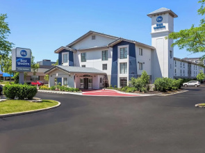 Days Inn & Suites By Wyndham Schaumburg- Woodfield Mall