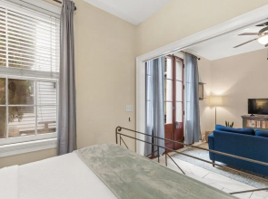 Tranquility with Garden & Heated Pool near King Street