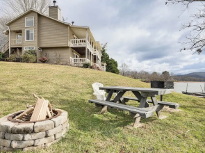 Fire Pit & Boat Dock: Lake Chatuge Townhome!