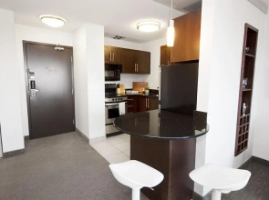 Modern Downtown One-bedroom Suite With Parking