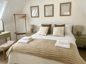 Central Tenby Flat - Dog Friendly, Sleeps 8