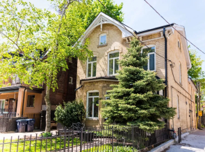 Easyhosts.Unique Central Victorian House