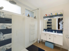 Maison vue mer les pieds dans l'eau