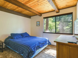 Cabin w/ Deck & Fire Pit in Blue Lake Springs!