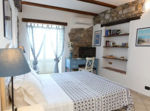 Room in Guest Room - Central Room With Balcony And Amazing Sea View