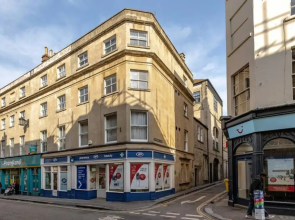 2 Bed City Centre Apartment 1 min from Bath Abbey