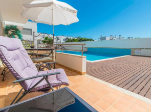 Comfortable and Friendly 2bedroomapt With Pool, Terrace, Bbq, AC in Santa Luzia