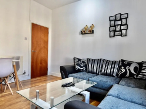 Cheer full 4 Bedroom House Train Station