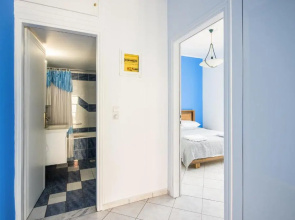 Blue & White lux flat, just 50 meters from beach!