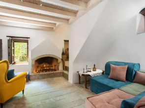 Myrsini's Castle House - Comfortable Residence with Large Balcony & Sea View