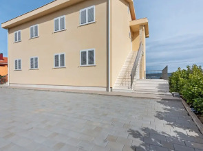 Simplistic Apartment in Neviđane near Sea Beach