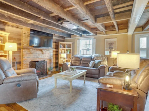 Walk to Beach: Historical Fredericksburg Home