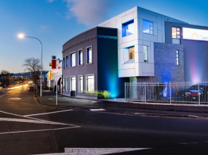 Quarters B2- Luxurious Studio