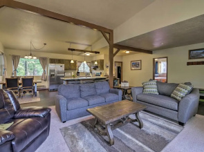 Private Cabin, 5-min Drive to Hot Springs & Golf!