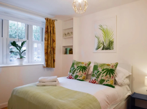 Bright Two Bedroom Ground Floor Apartment