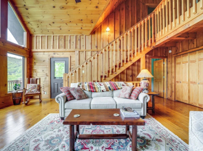 Decks & Mountain Views: Waynesville Getaway!