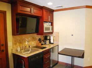 White Pines 1-BD at Westgate - Solace