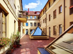 Cozy & Comfy Old Town Apartment With Balcony