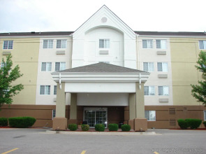 Candlewood Suites Topeka Hotel