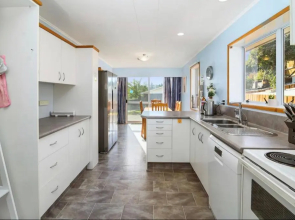 Spacious Utuhina Holiday House
