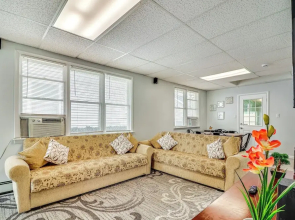 Cozy Keansburg Cottage: Walk to Beach & Boardwalk!