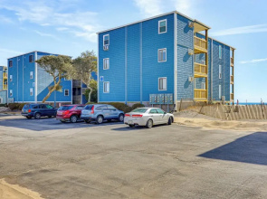 Ocean-view Condo: Steps to North Topsail Beach!