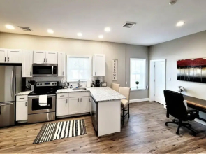 The Penthouse at Park Place King bed Fast Wifi and Free Coffee