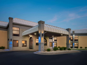 Days Inn & Suites by Wyndham Merrillville