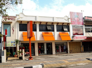 OYO 1686 Lenggogeni House