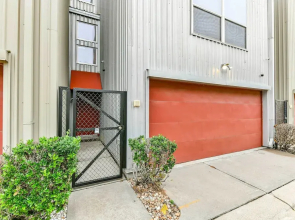 Modern Houston Townhome: 5 Miles to Downtown!