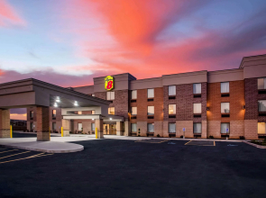 Super 8 by Wyndham St. Louis North