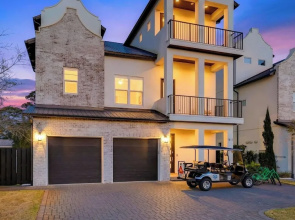3 Blocks to Beach Sleeps 19 Pool, Spa & Golf Cart in Gulf Place