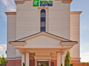 Holiday Inn Express & Suites Bloomington by IHG