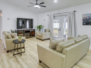5 Mi to Beach & Main St Pier: Quiet Family Getaway