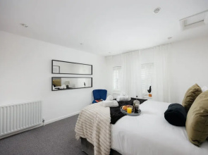 Modern 3 Bed Apartment - Parking