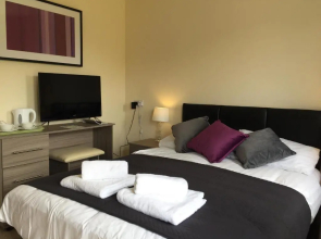 6-bedroom Contractor House with 6 bathrooms, Free WiFi and Parking - Kennedy House by Your Lettings Peterborough