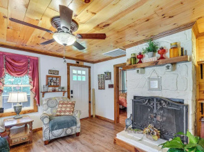 Riverfront Cabin - 6 Mi to Great Smoky Mtns NP!
