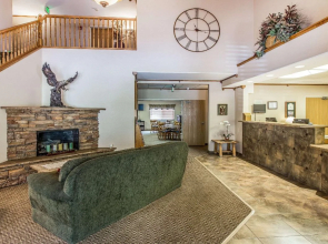 Econo Lodge Inn & Suites