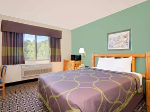 Super 8 by Wyndham Cloquet