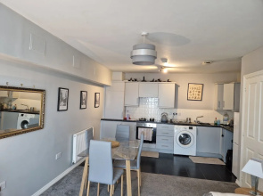 Stylish 2-bed Apartment - Sleeps 4, Parking & Wifi