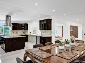 Newly Renovated 5br Villa with pool in Ft Lauderdale on the water