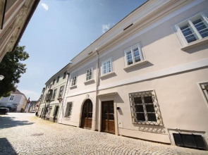 Deluxe Apartment Art Collection With King Bed and Air Conditioning