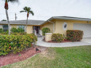 Bright Fort Myers Home w/ Pool - 9 Mi to Beach!