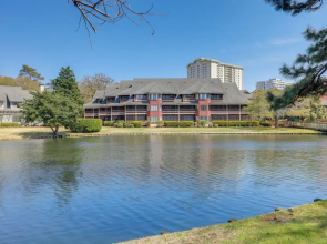 Beautiful Lakefront Condo: Easy Walk to the Beach!