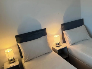 City Centre Apartment - Free Parking - Sleeps 4