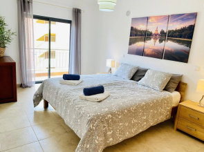George's Quinta das Palmeiras, a 2 bedroom apartment in luxury complex, walking distance to town